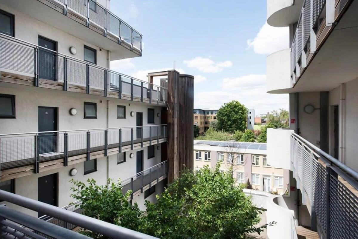 Modern 2 Bed Apartment W Balcony In Лондон Экстерьер фото