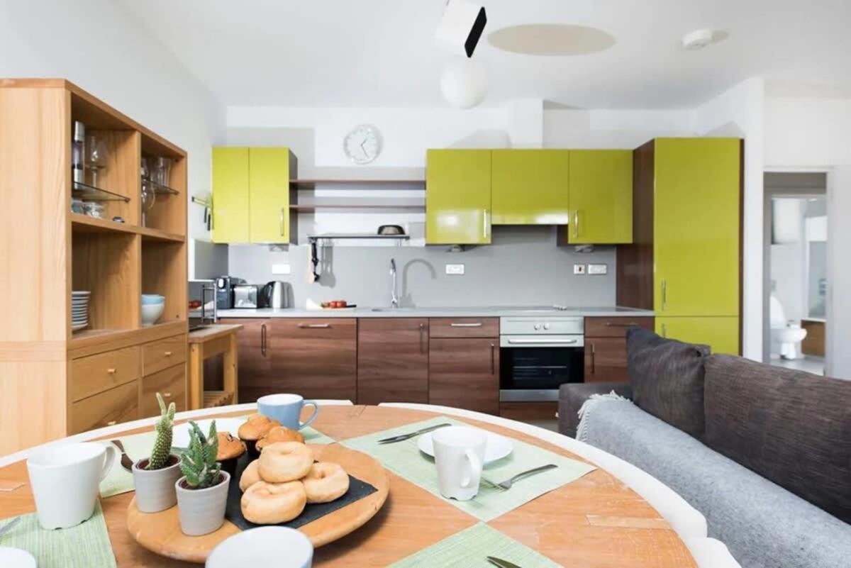 Modern 2 Bed Apartment W Balcony In Лондон Экстерьер фото