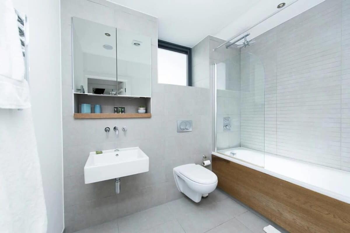 Modern 2 Bed Apartment W Balcony In Лондон Экстерьер фото